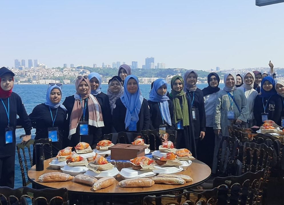 Şanlıurfalı 25 kız depremzede öğrenci, İstanbul’un keyfini çıkardı