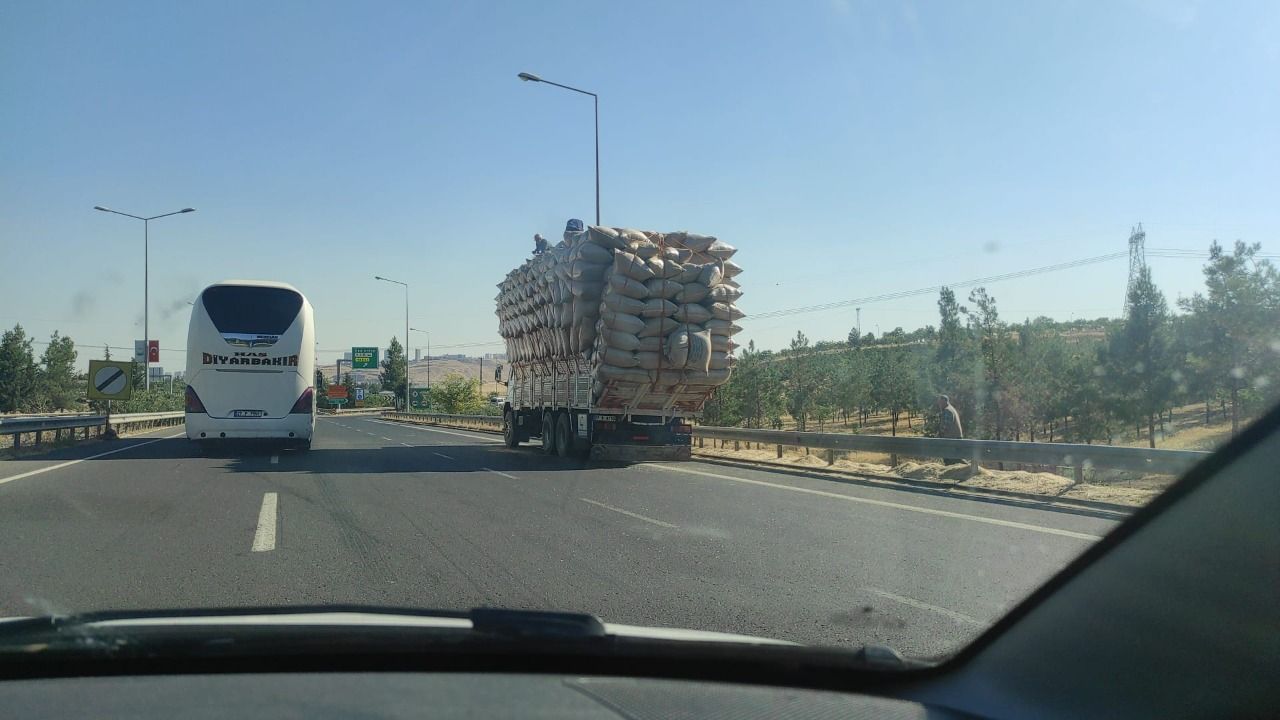 Akılalmaz olay! Saman yüklü kamyon üst geçide çarptı