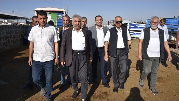 Başkan vekili, Başkan yardımcıları ile birlikte hayvan pazarını ziyaret etti