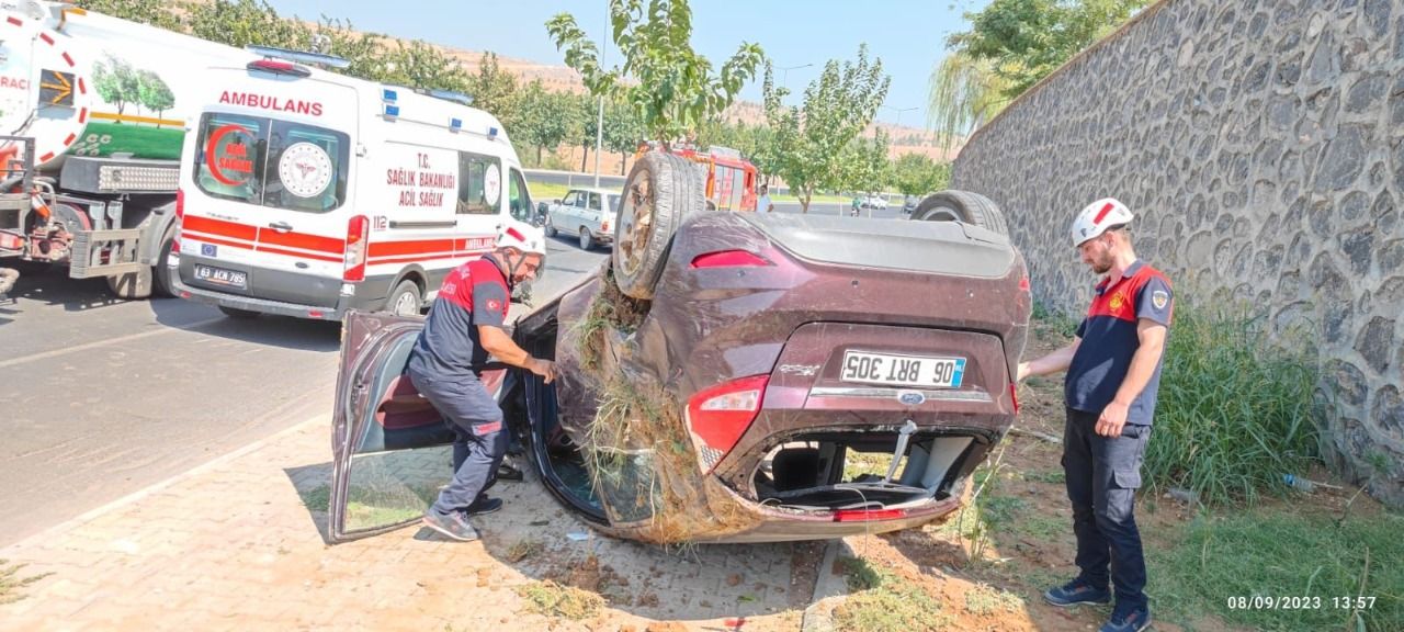 Karaköprü’de otomobil takla attı: 2 yaralı