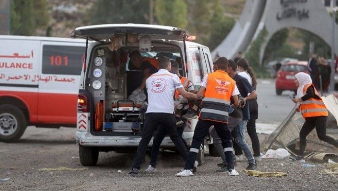 Gazze’de ambulans konvoyuna saldırı