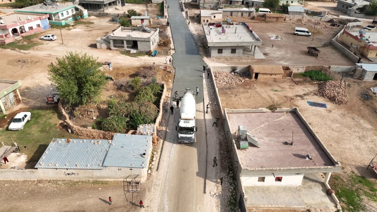 Harran ‘da beton yol ve asfalt çalışmaları sürüyor