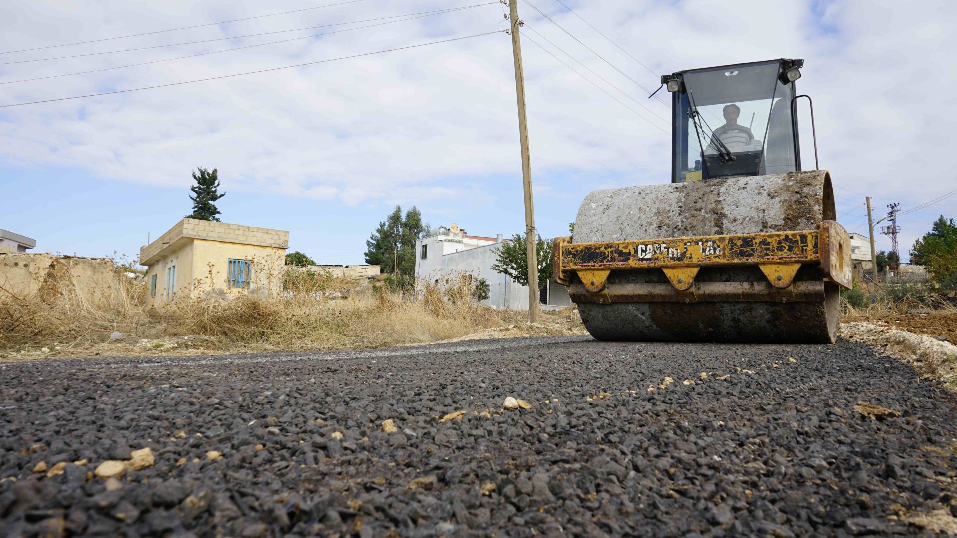 Karaköprü’de kırsal mahallelerde yollar yenileniyor
