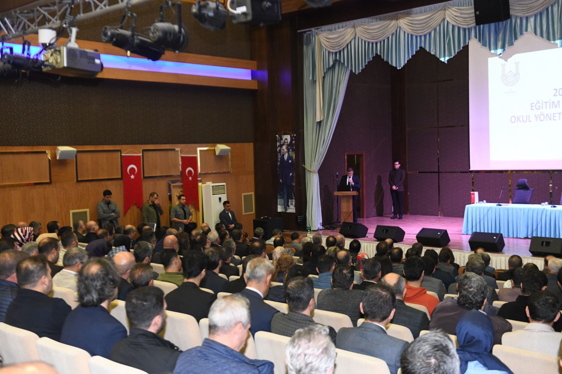 Vali Şıldak Eğitim yöneticileriyle bir araya geldi