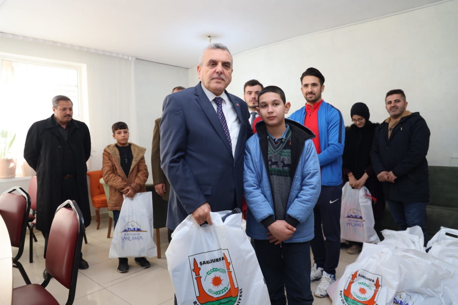 Başkan Beyazgül,öğrencilere eğitim seti hediye etti