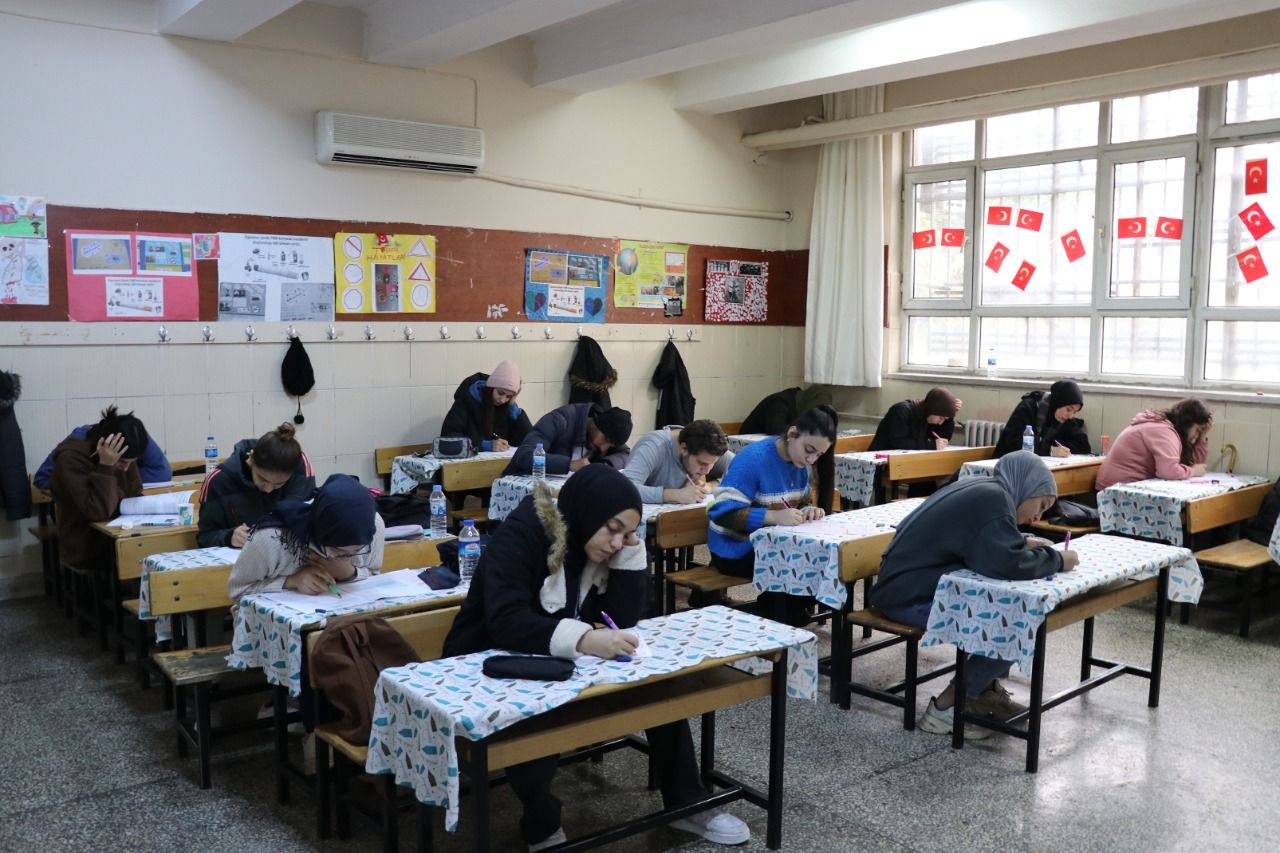 Başkan Canpolat’ın Eğitim Destekleriyle Gençler Üniversiteli Oluyor