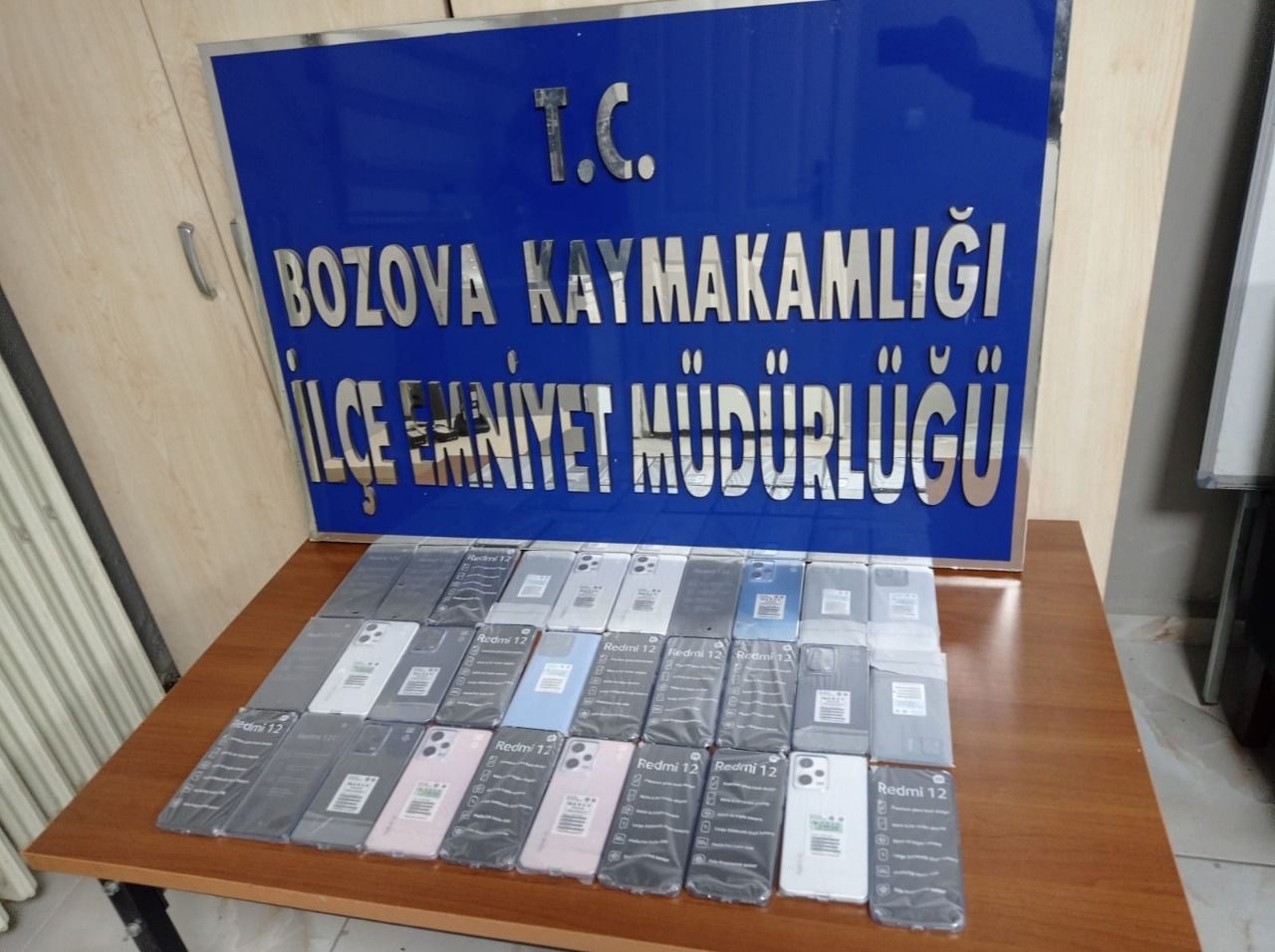 Bozova’da çok sayıda kaçak cep telefonu ele geçirildi