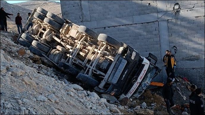 Şanlıurfa’da beton mikseri uçuruma yuvarlandı: 1 yaralı