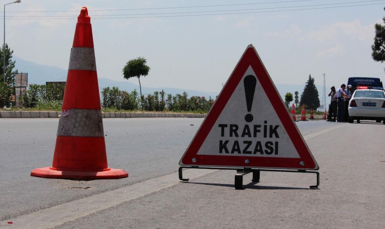Eyyubiye ‘de kamyon otomobil ile çarpıştı:3 yaralı