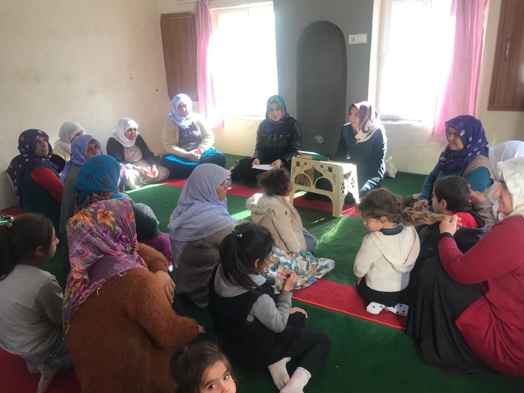 Şanlıurfa ‘da kadın dün görevlileri kırsalda kadınlarla buluşuyor