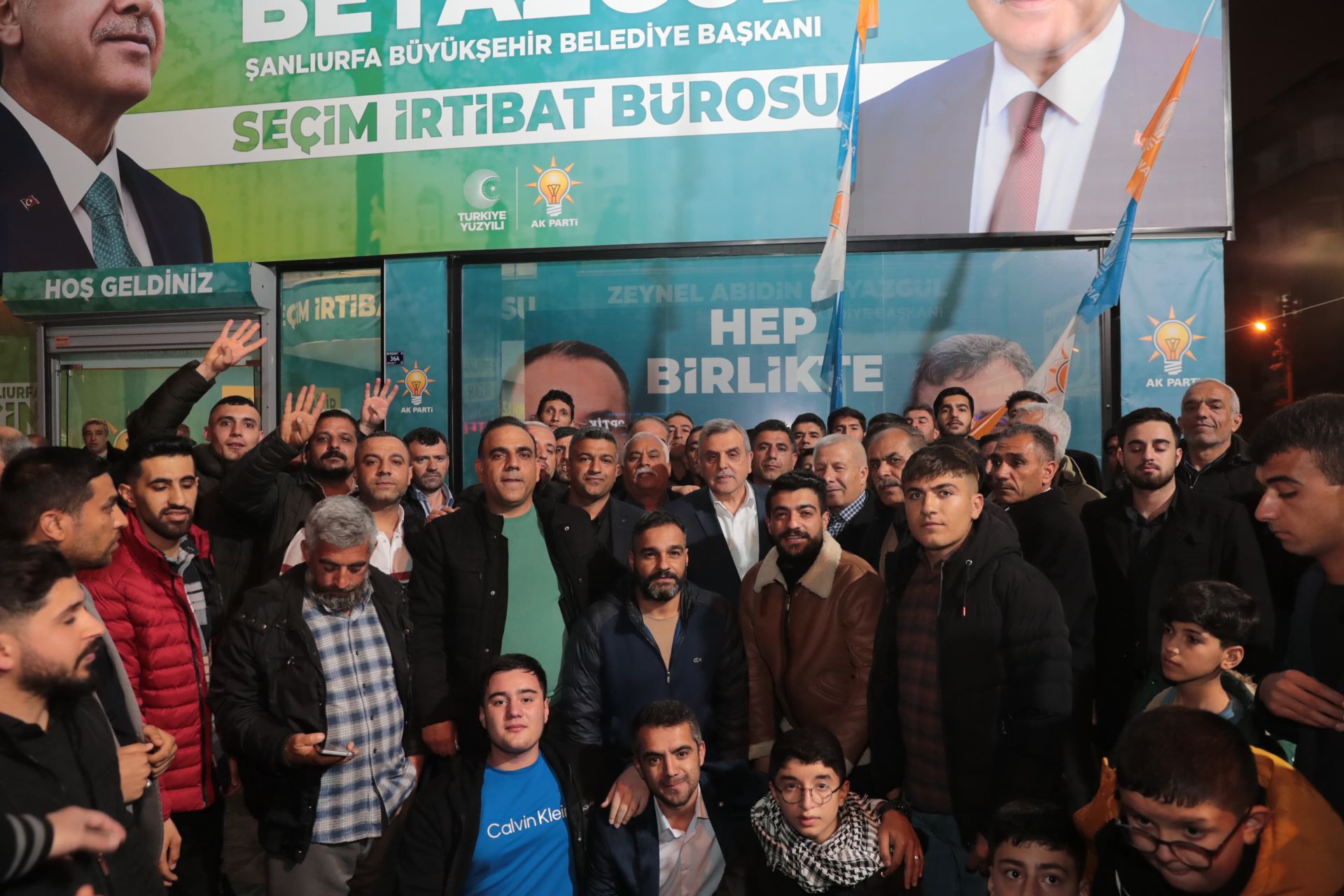 Beyazgül ‘ün seçim bürosundaki coşku salona sığmıyor