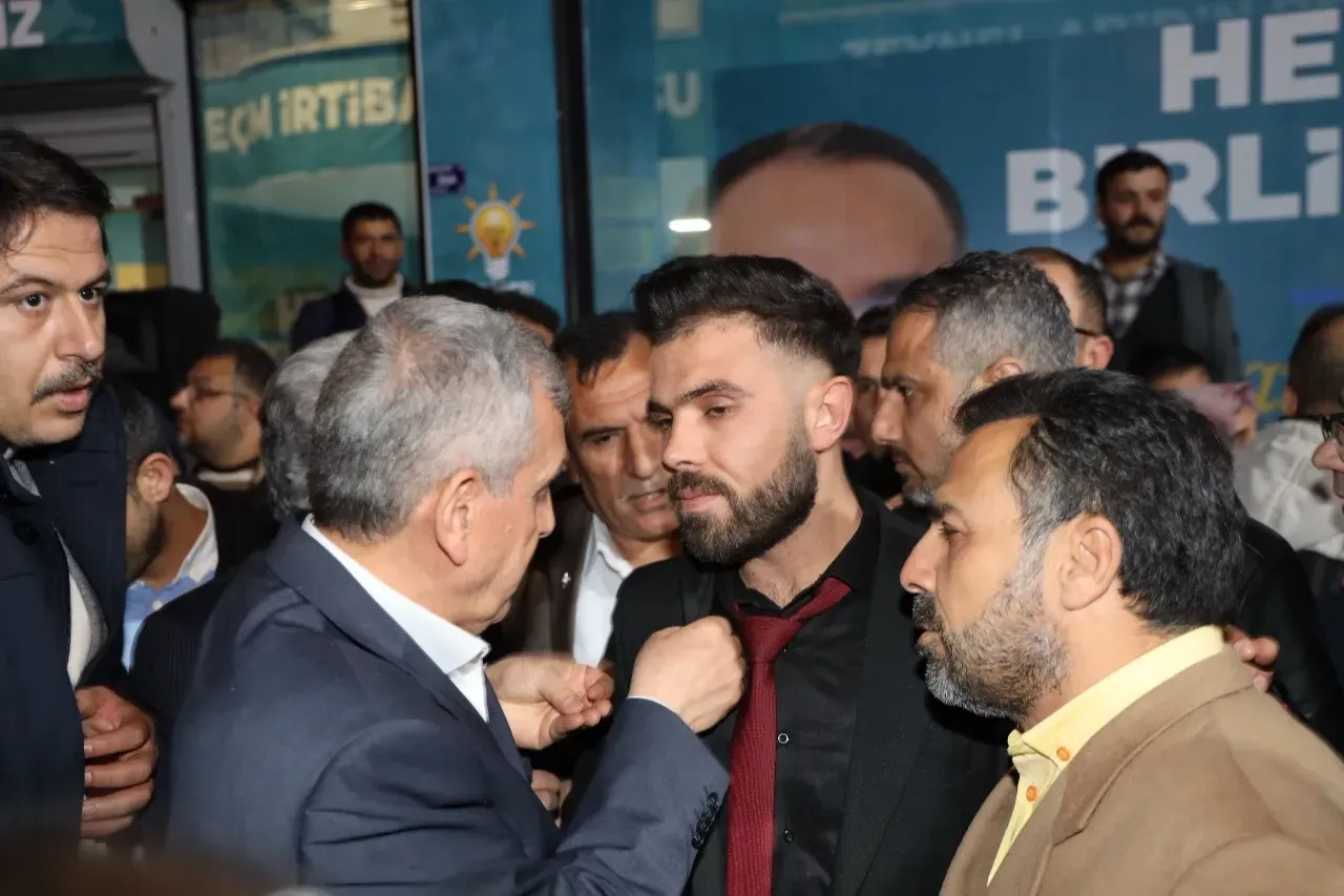 YRP’den istifa ederek Ak Parti ‘ye geçen 39 kişiye rozetleri Başkan Beyazgül taktı