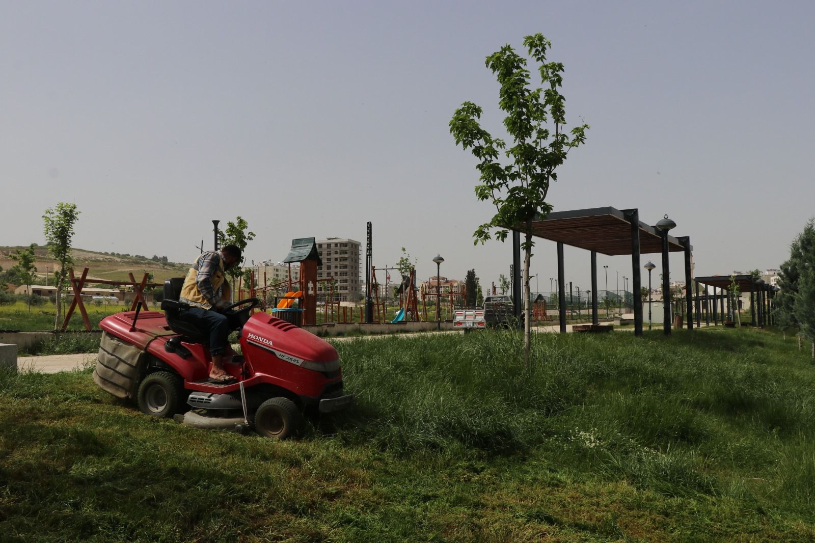 Büyükşehir’de park ve bahçeler yaza hazır hale getiriliyor