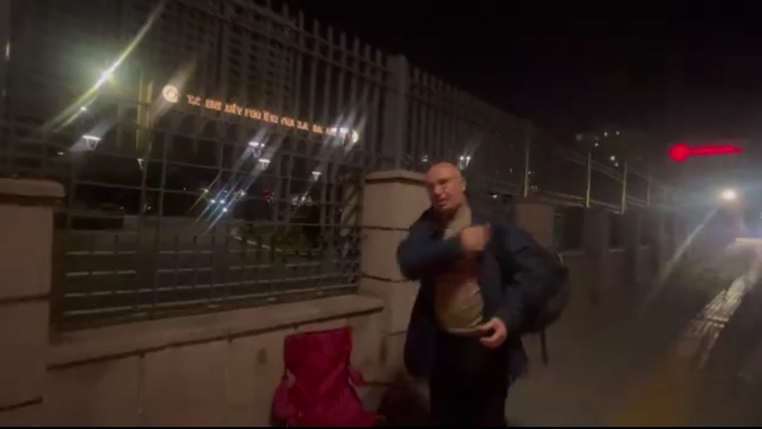 Elektrik kesintilerini protesto eden CHP’Lİ Tanal, Enerji Bakanlığı önünde oturma eylemi başlattı