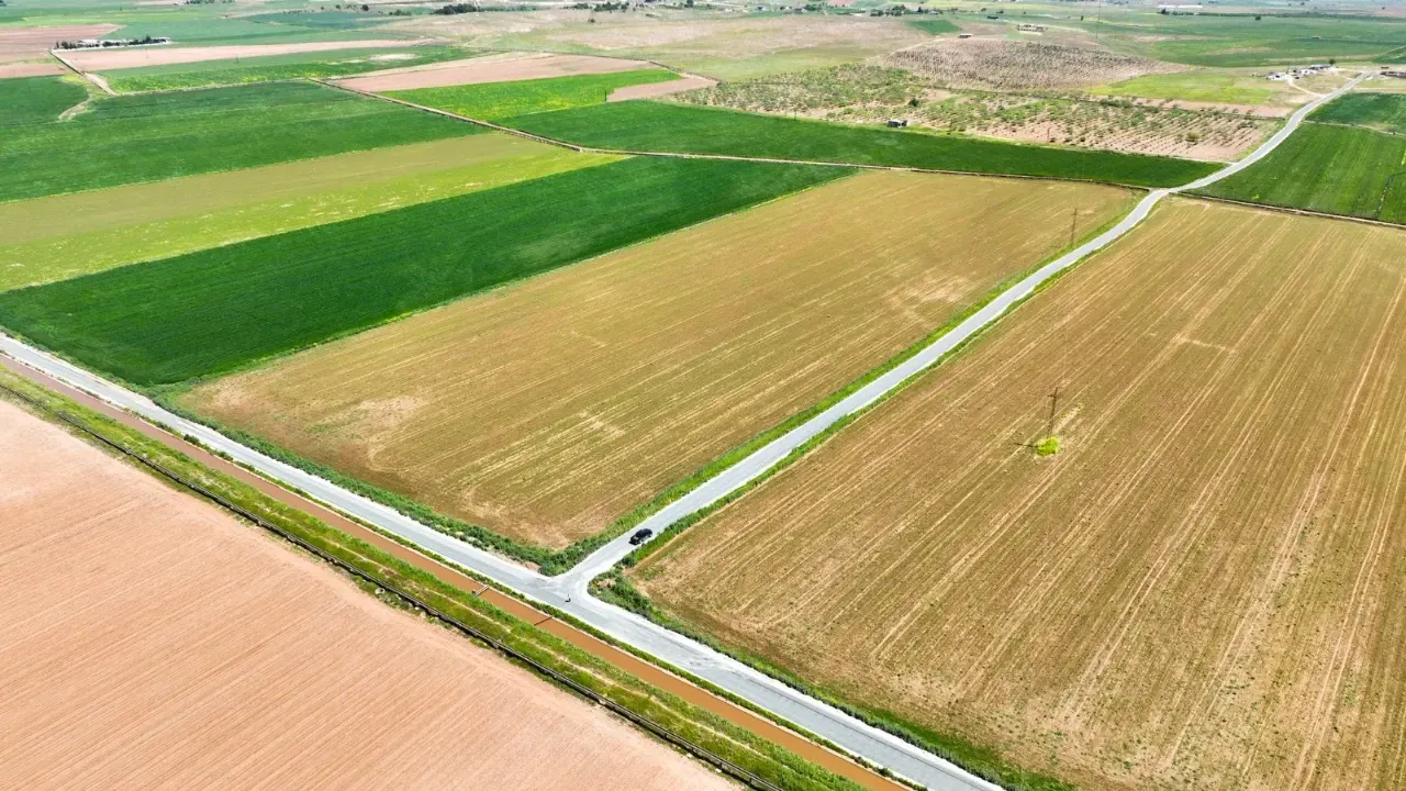 Harran ‘da kırsal Mahallelerin bağlantı yollarında asfalt çalışmaları tamamlandı