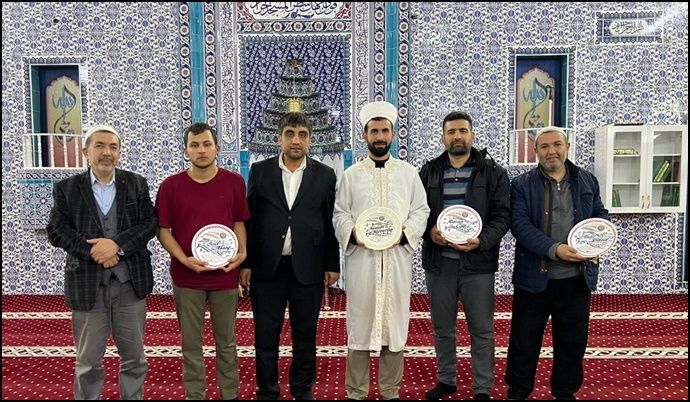 Karaköprü Kur’an mukabelesine katılan hafızlara plaket