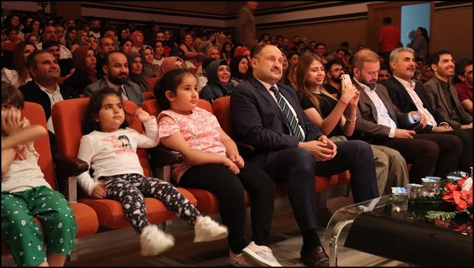 Sıradan Sıra Dışı Hikâyeler Adlı Tiyatro Gösterimi İzleyenlerden Tam Not Aldı