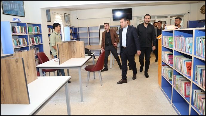 Başkan Özyavuz Kütüphanede Ders Çalışan Öğrencilerle Bir Araya Geldi