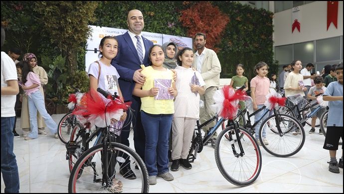 Karaköprü’de En Çok Kitap Okuyan Öğrenciler Bisikletle Ödüllendirildi