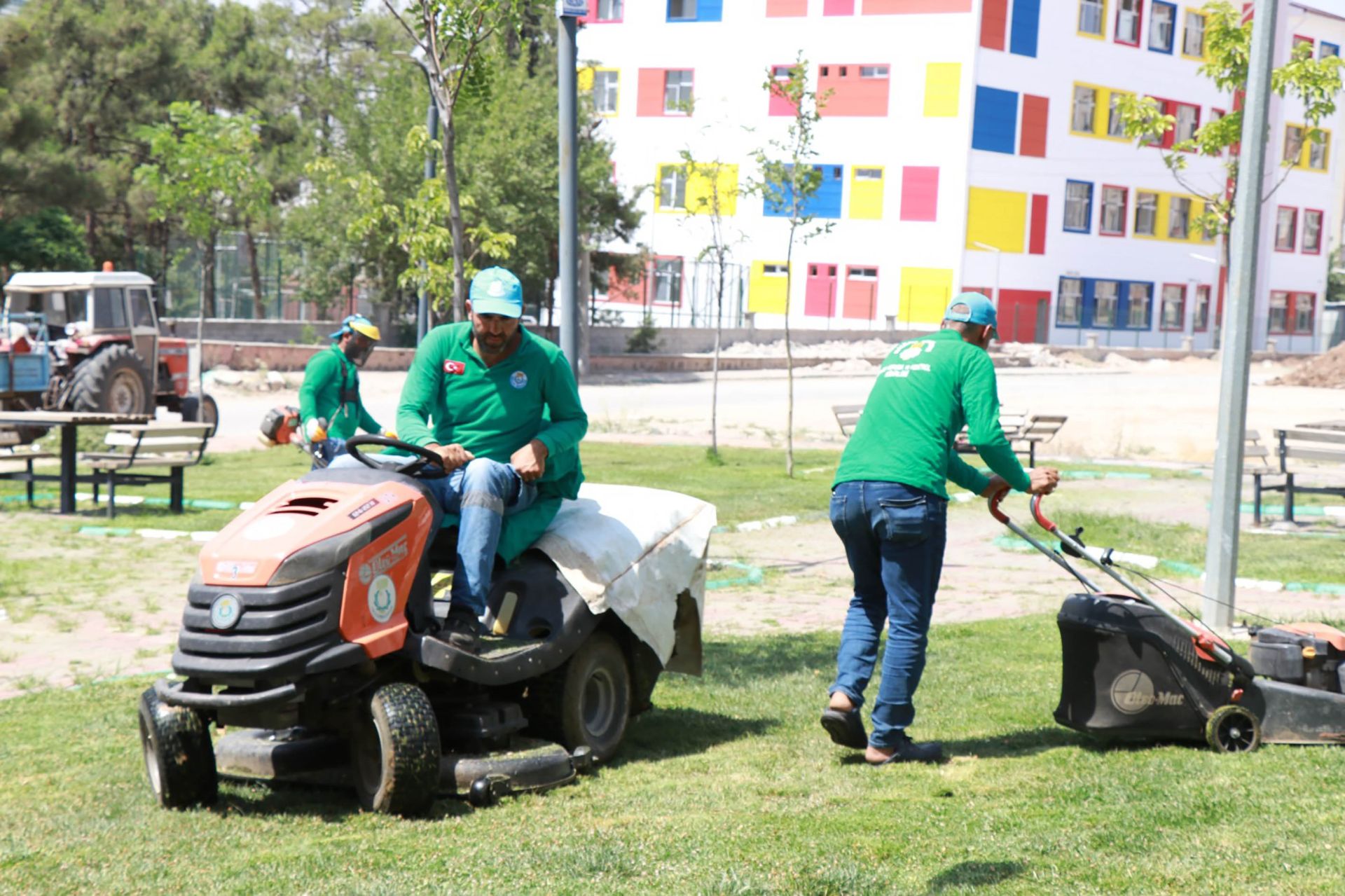 Haliliye Belediyesi parklarda peyzaj çalışmaları devam ediyor