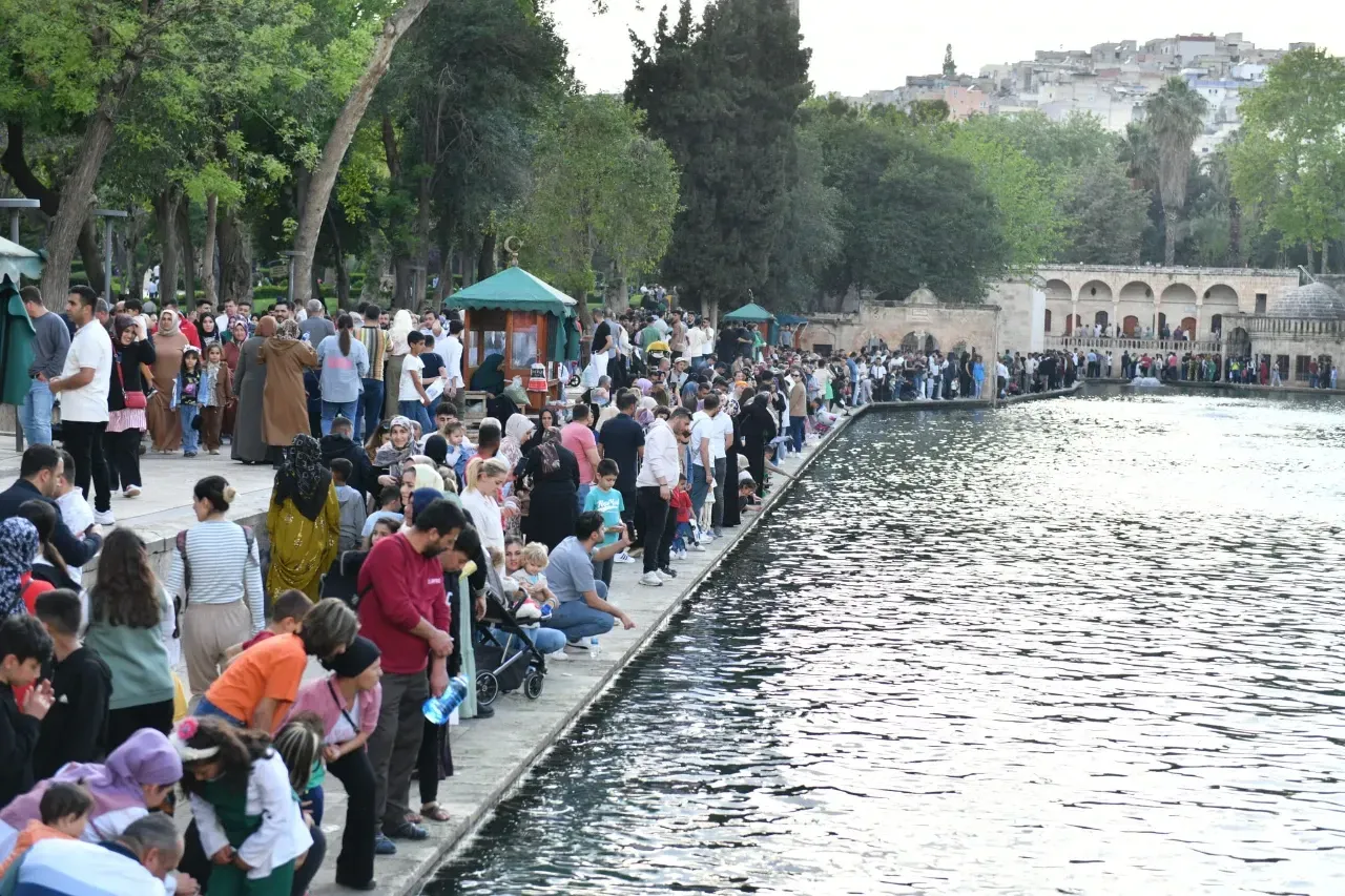Şanlıurfa’da Kurban Bayramı’nda Balıklıgöl’e ziyaretçi yoğunluğu