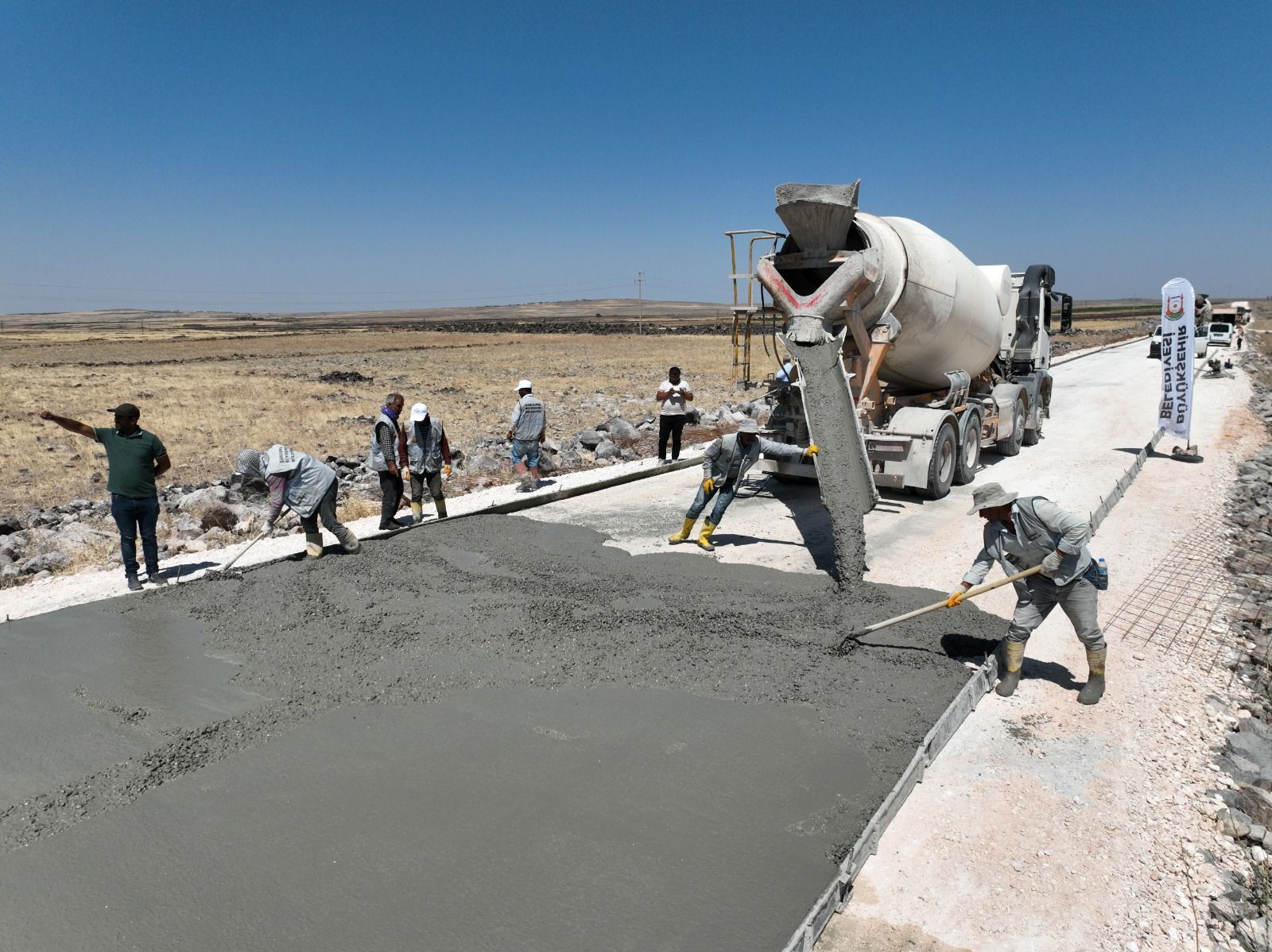 Siverek kırsalında büyükşehir ‘den beton yol çalışmaları