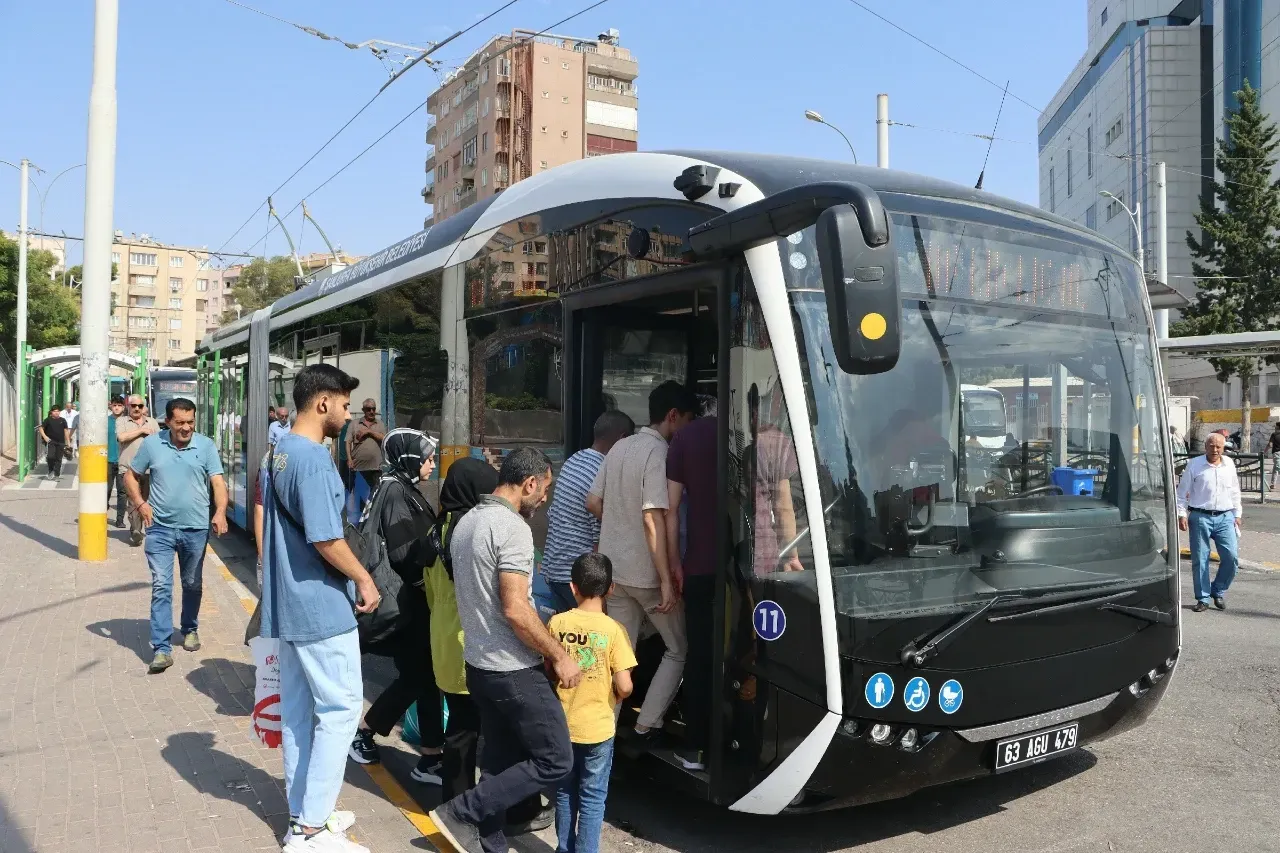 Trambüsler ulaşımı rahatlatıyor