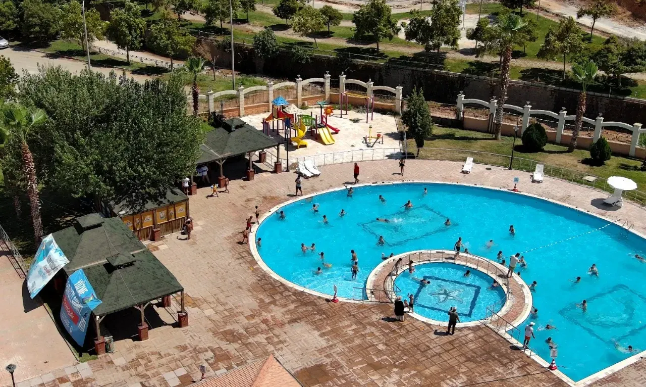 Büyükşehir belediye havuzları çocuk ve gençlerin hizmetinde