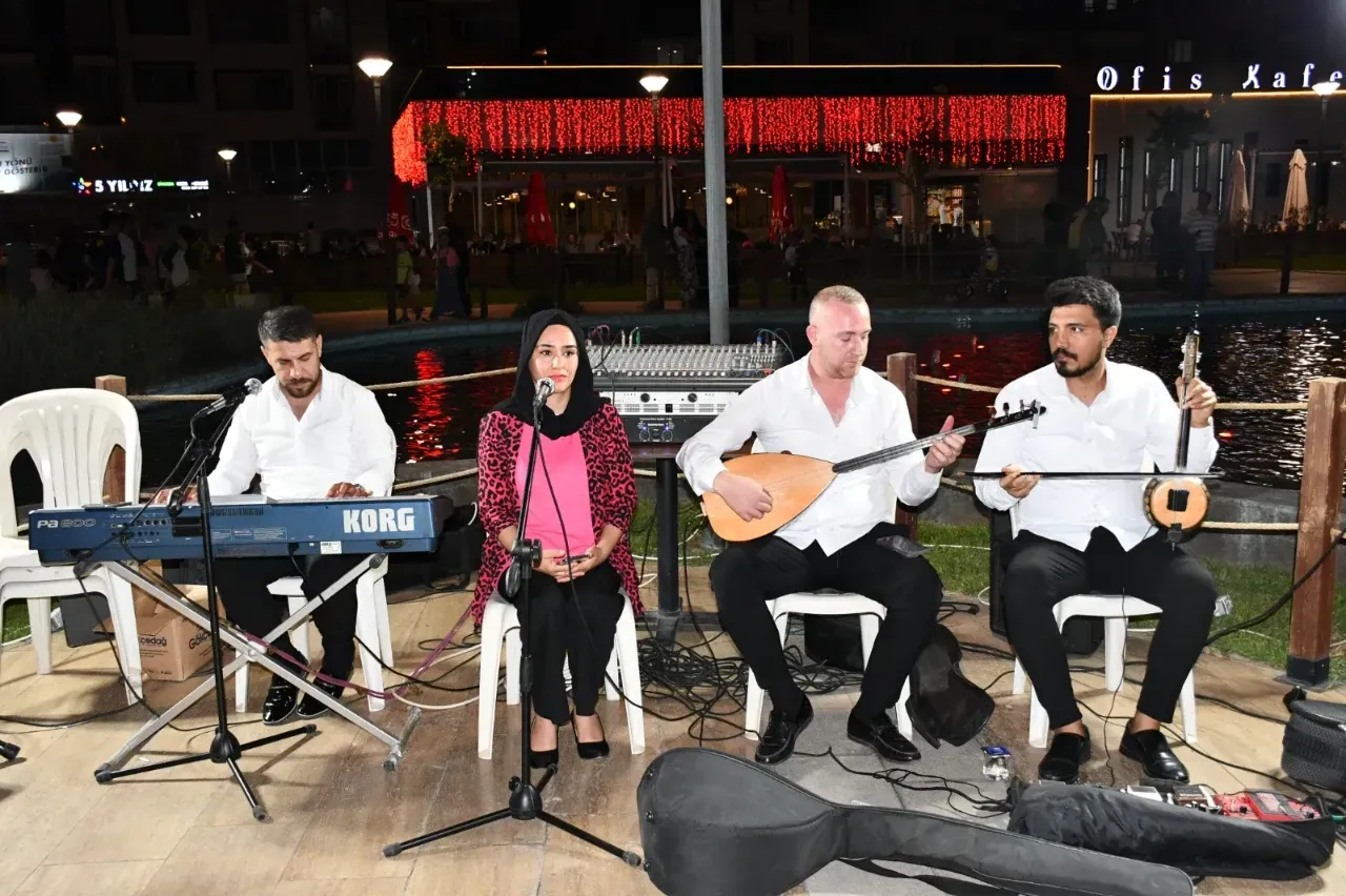 Siverek’te Akustik Müzik Gecesi Düzenlendi