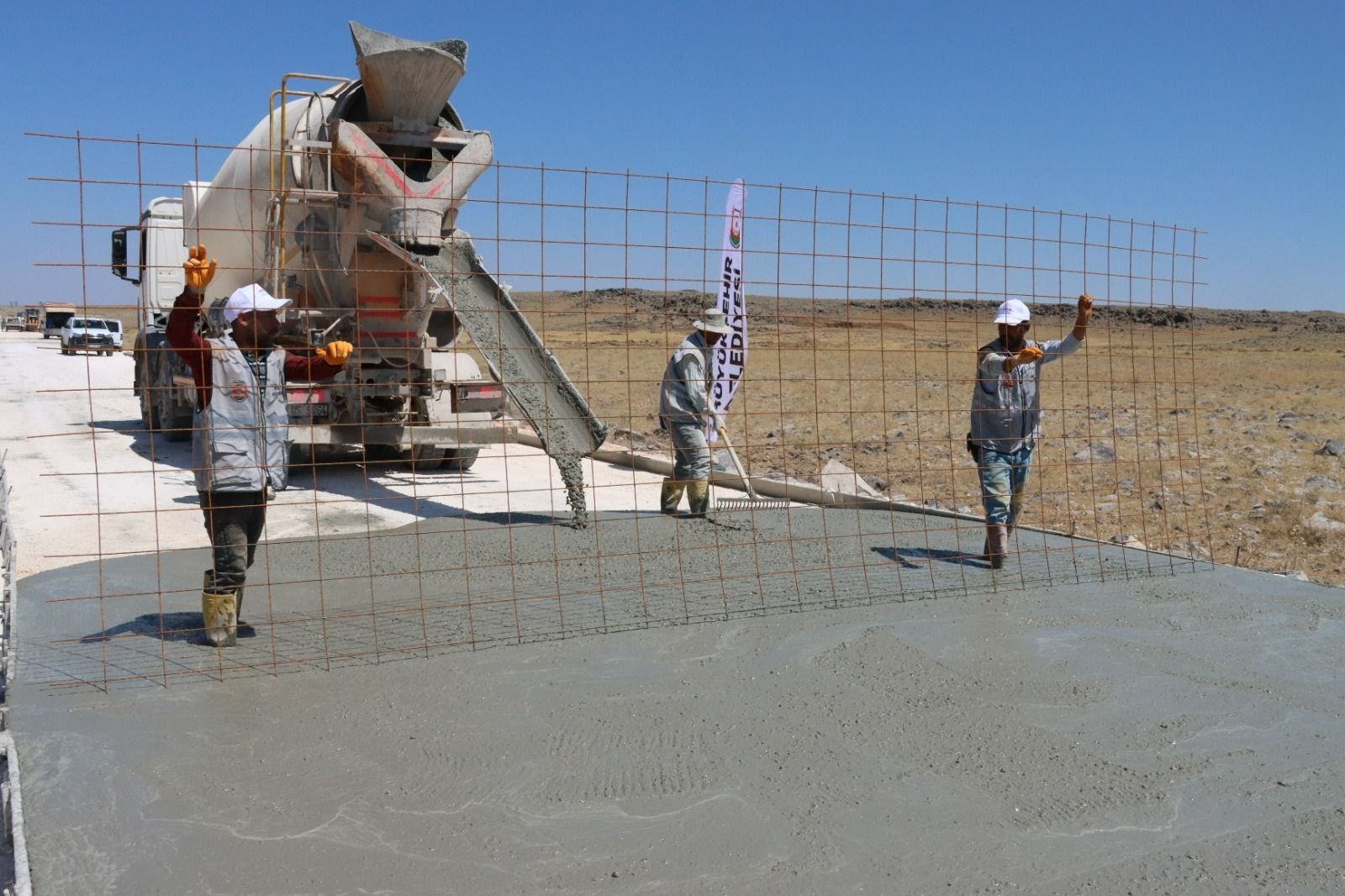 Siverek’te beton yol çalışmaları devam ediyor