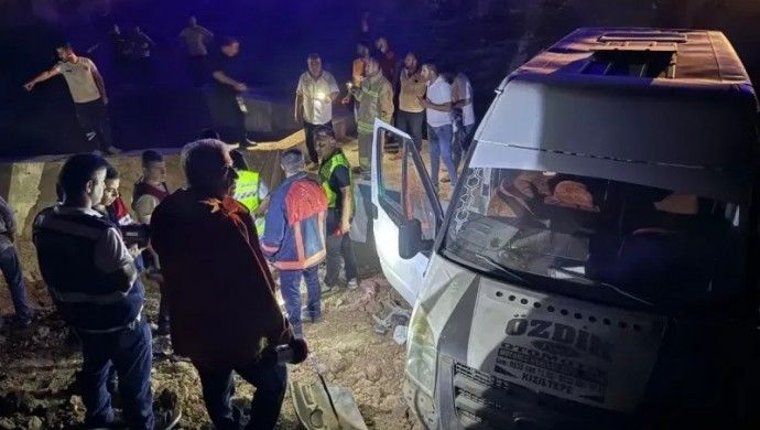 Tarım işçilerini taşıyan minibüs kaza yaptı