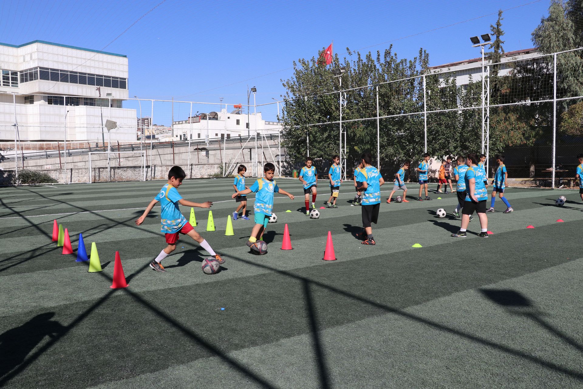 Çocuklar Haliliye belediyesi ile futbola yoğun ilgi gösteriyor