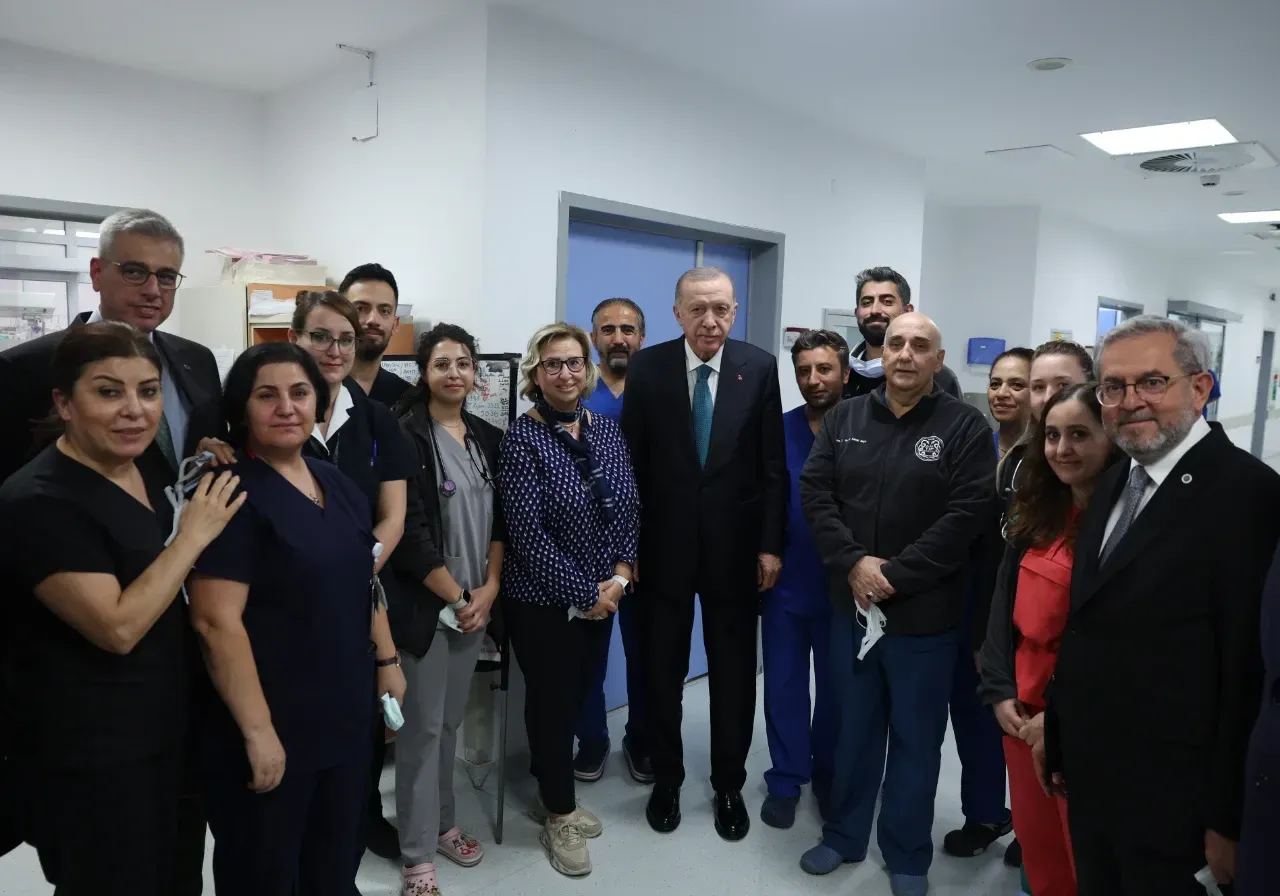 Cumhurbaşkanı Erdoğan, Trafik Kazasında Yaralanan Ayşenur Gök’ü Hastanede Ziyaret Etti