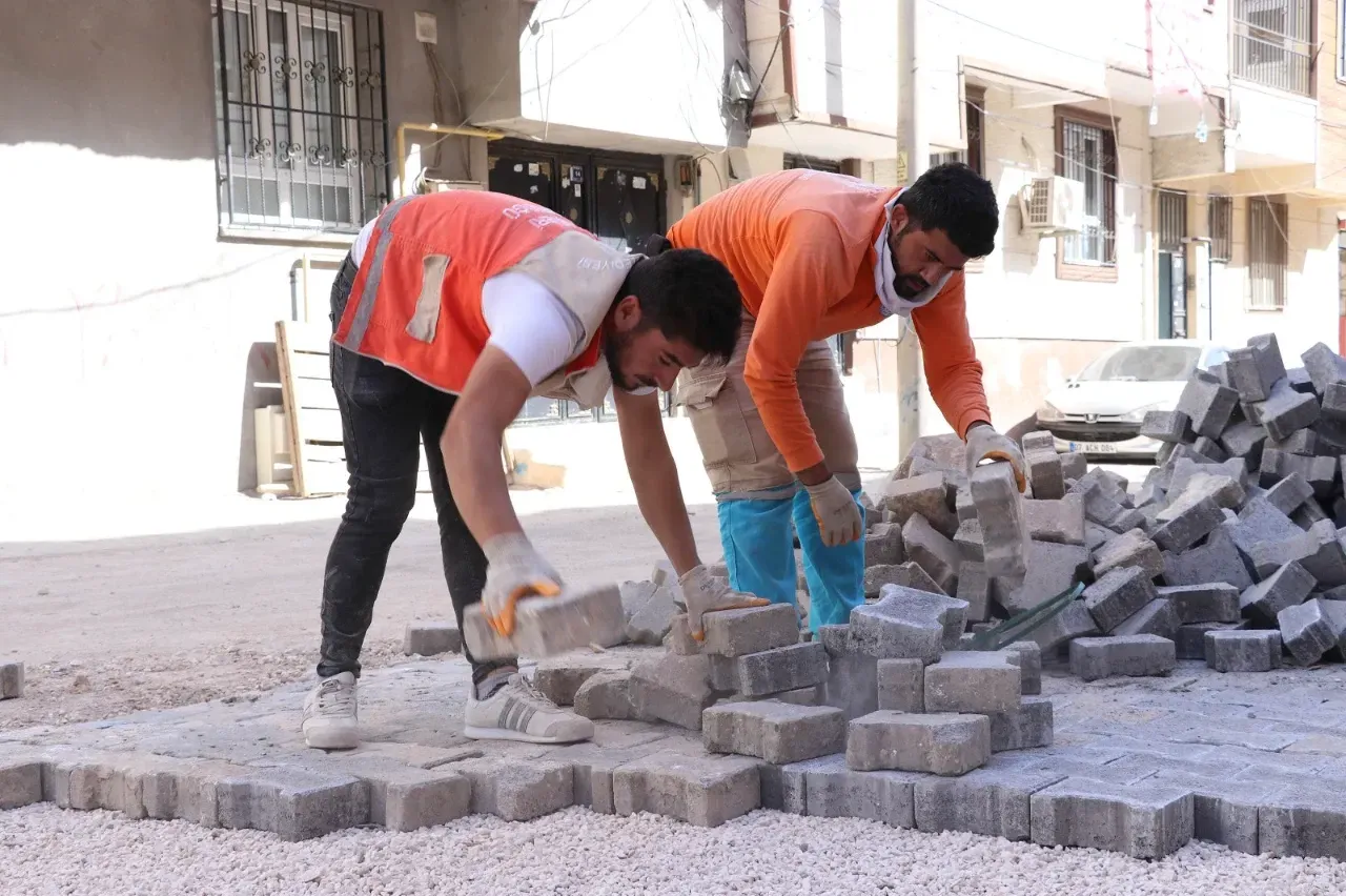 Haliliye ‘de deforme yollarda parke döşeme çalışmaları sürüyor