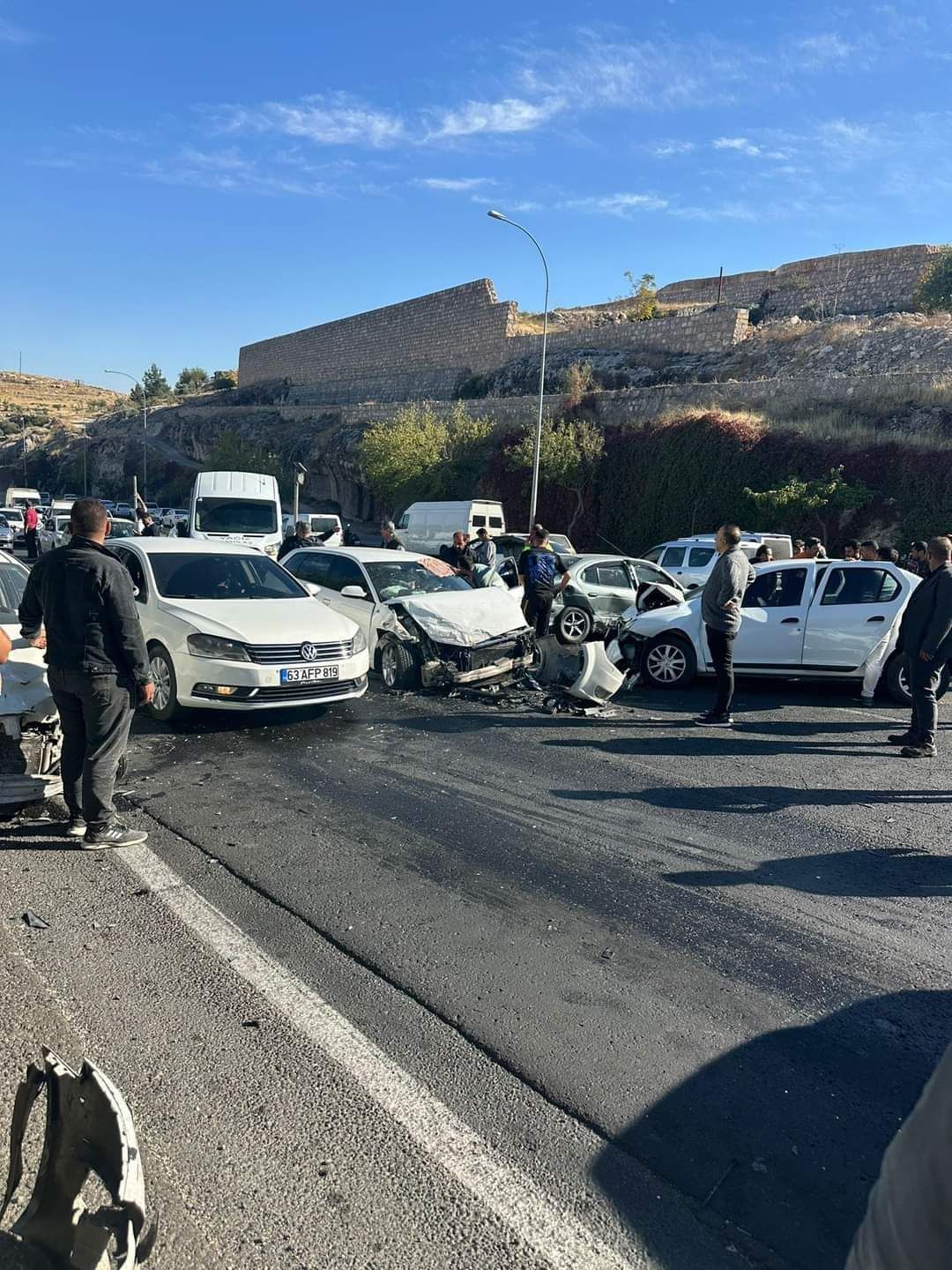 Şanlıurfa Akabe Yolunda Zincirleme Trafik Kazası: Yol Trafiğe Kapatıldı