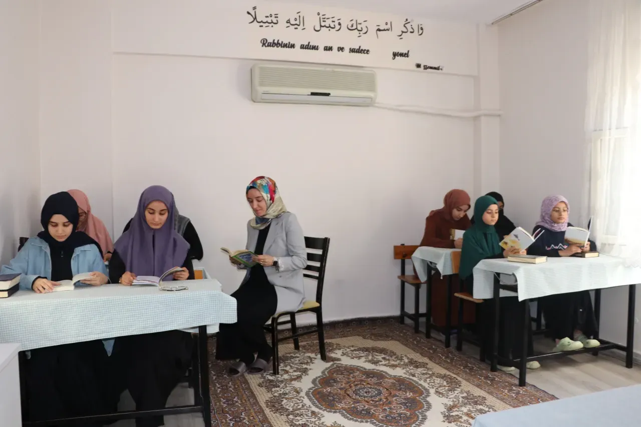 Şanlıurfa İl Müftülüğü’nden “Kitap Okuyor Projesi” Devam Ediyor