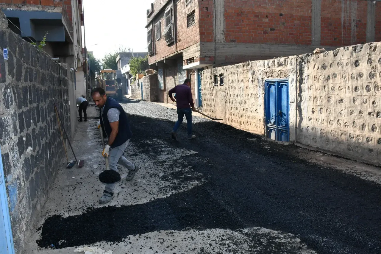 Siverek Belediyesi sıcak asfalt çalışmalarını hız kesmeden sürdürüyor