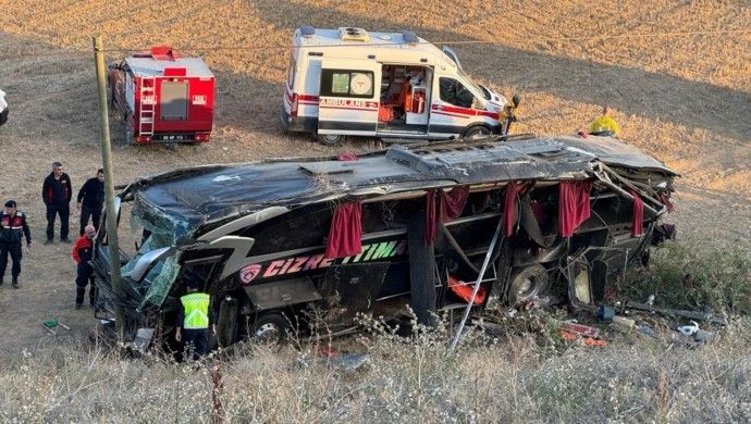 Yolcu otobüsü şarampole devrildi: 21 yaralı