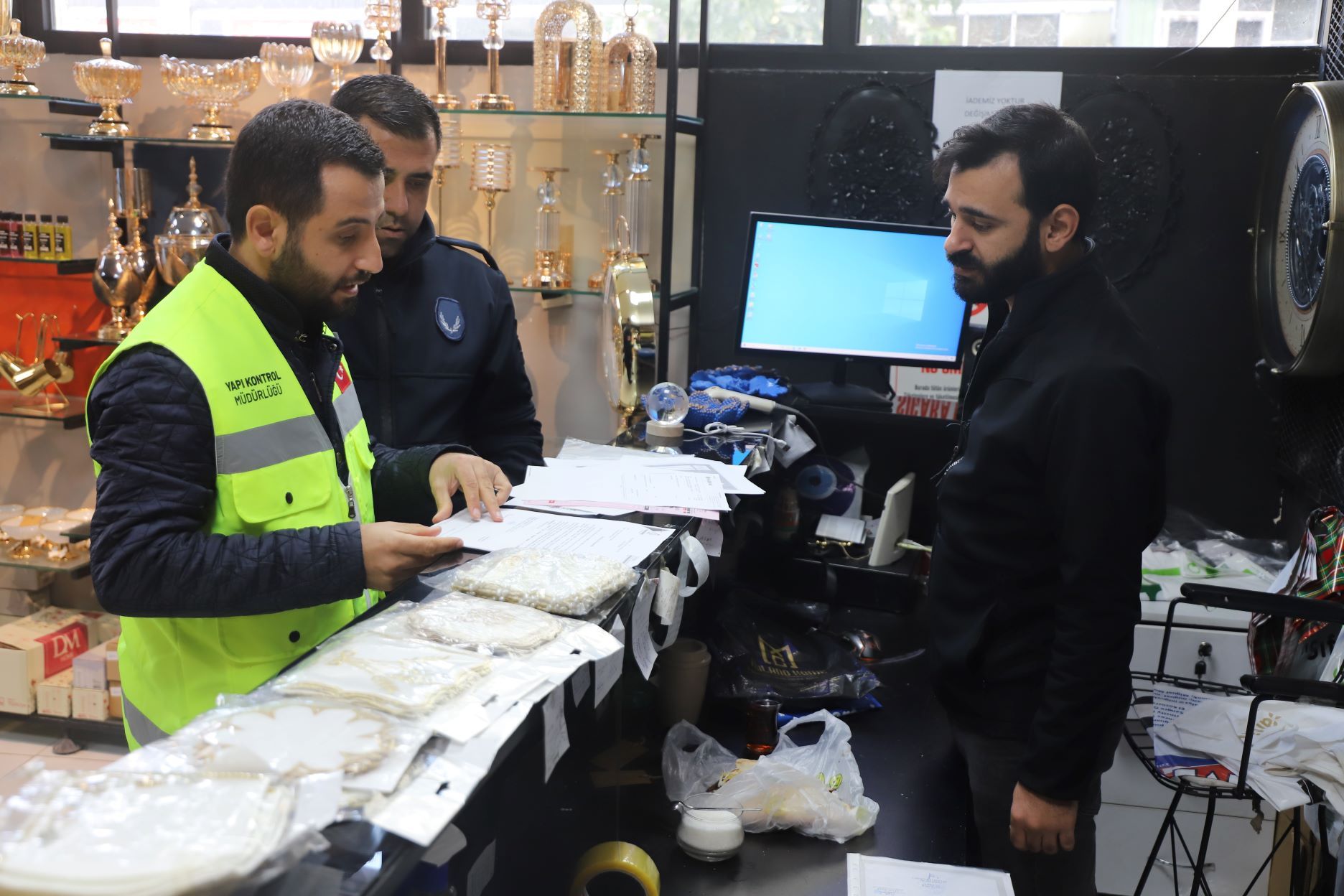 Karaköprü ‘de işyeri sundurmaları denetlendi