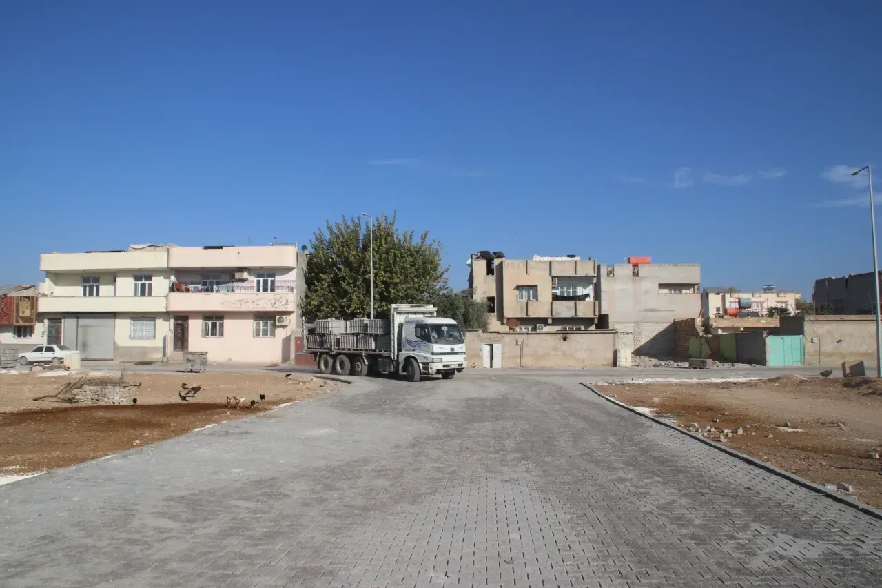 Suruç Belediyesi Hürriyet Mahallesi’nde Parke Çalışmalarını Tamamladı