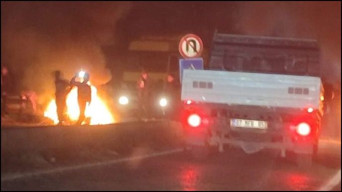Eyyübiye’de bir grup vatandaş lastik yakıp yol kapattı:Trafik Felç Oldu