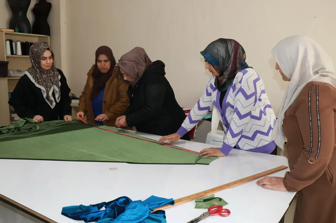 Anneler Meslek Öğreniyor, Çocukları Akranlarıyla Eğleniyor
