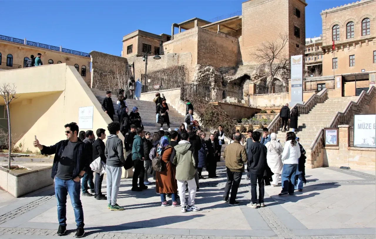 Dicle Elektrik Bursiyerleri Mardin Gezisinde Buluştu