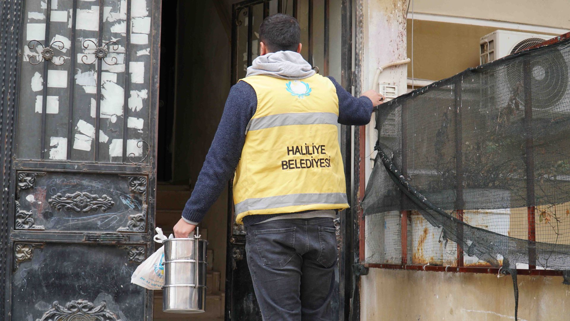 Haliliye Belediyesi sıcak yemek dağıtımı ile gönüllere dokunuyor
