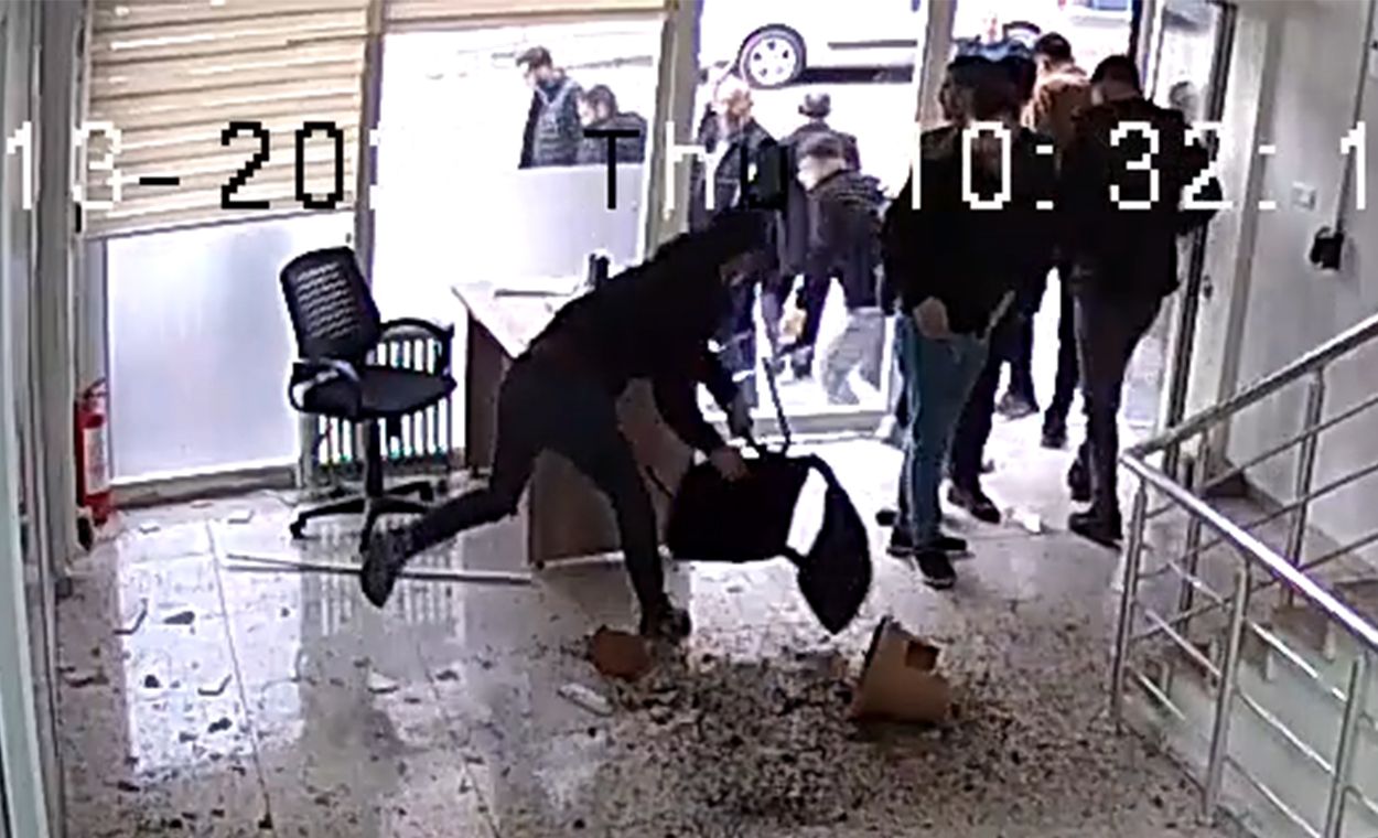 Hizmet Binasına Zarar Verip Çalışanları Darp Ettiler