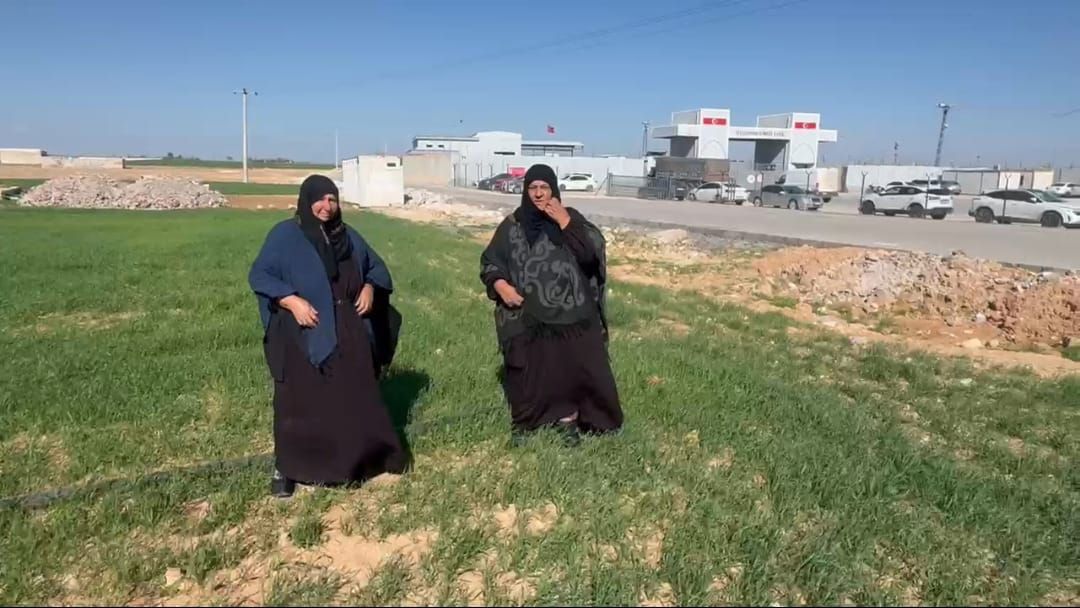 Suriye’ye Geçemeyen İki Kız Kardeşten Gümrük Kapısında Oturma Eylemi