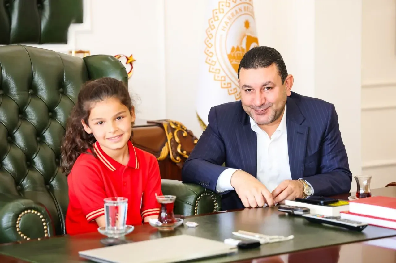 BAŞKAN ÖZYAVUZ KOLTUĞUNU MİNİK ZEYNEP’E DEVRETTİ