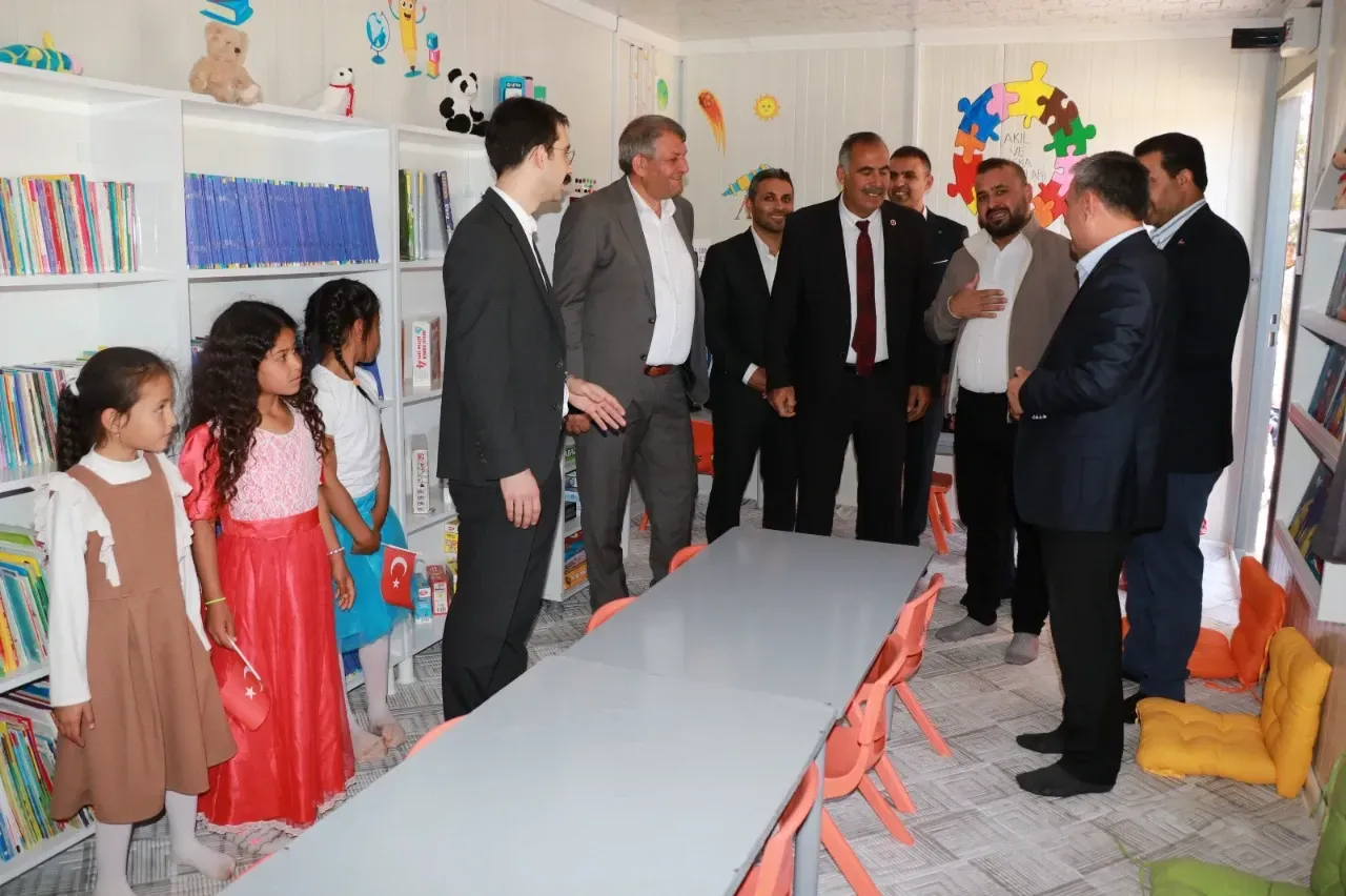 35 Yıl Sonra Mezun Olduğu Okula Kütüphane Hediye Etti