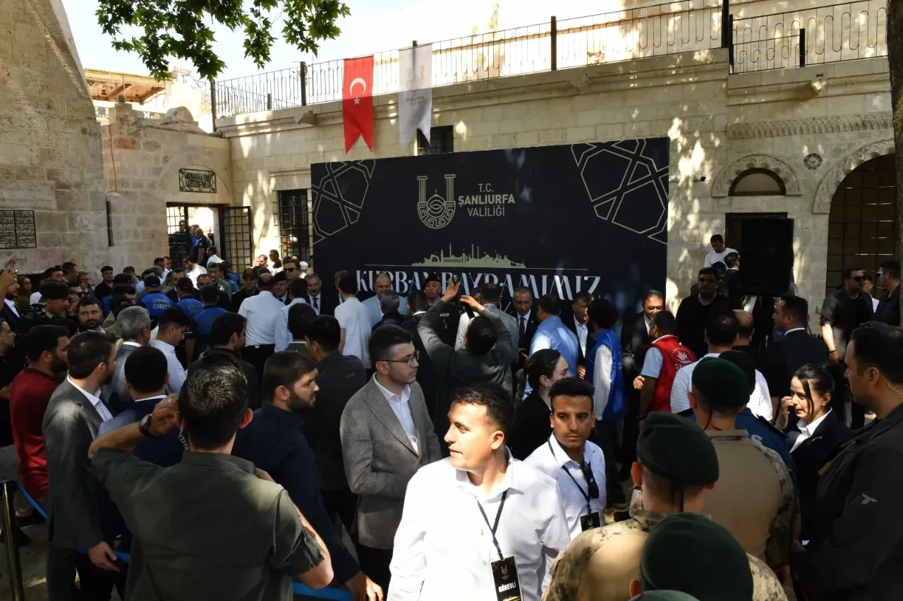 Hasan Paşa Avlusu Doldu Taştı: Urfa’da Bayramın Adı Birlik