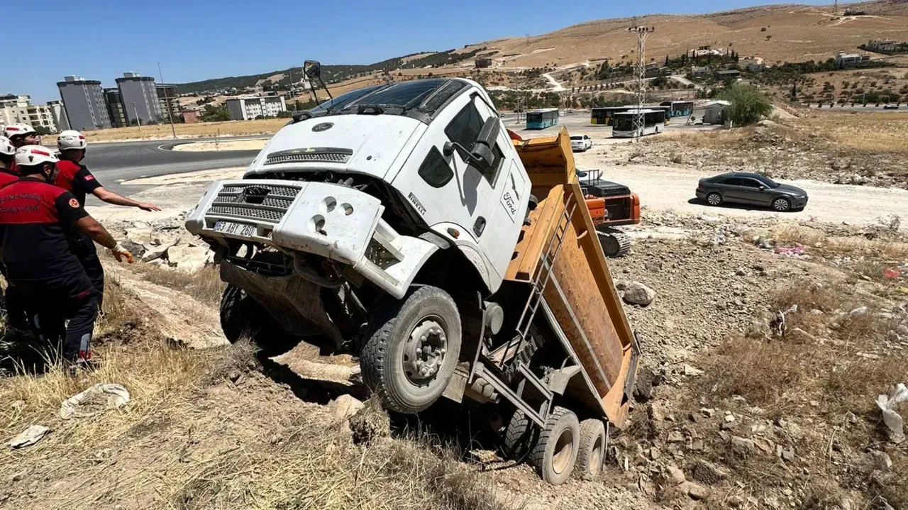 Şanlıurfa’da Hafriyat Kamyonu Şarampole Devrildi: Sürücü Yaralı Kurtarıldı
